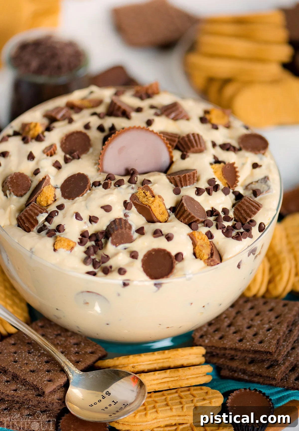 Reese's Peanut Butter Fluff is an easy and delicious dip or dessert that can be made in just 5 minutes and is perfect for family gatherings, BBQs or game day. Serve with fresh fruit or go all in with chocolate graham crackers and peanut butter cookies as dippers. You can't go wrong either way. #Reeses #peanutbutter #chocolate peanut butter fluff dip