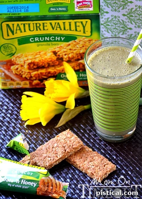 Vibrant Berry Green Smoothie recipe, a delicious and healthy breakfast option packed with fruits and spinach that even kids will love.